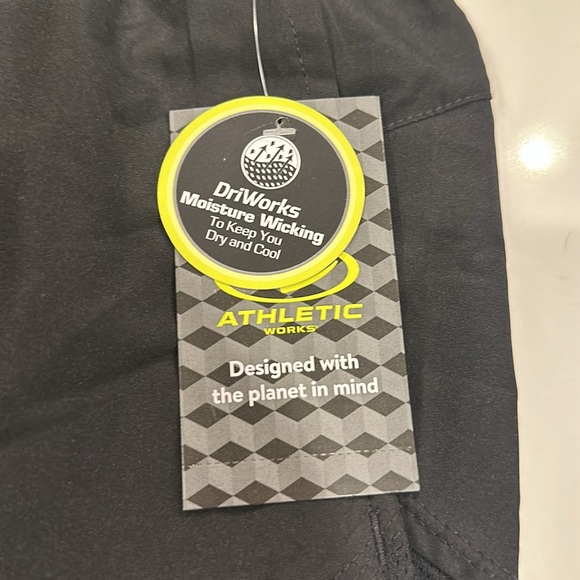 Athletic running shorts with pockets - Picture 2 of 6